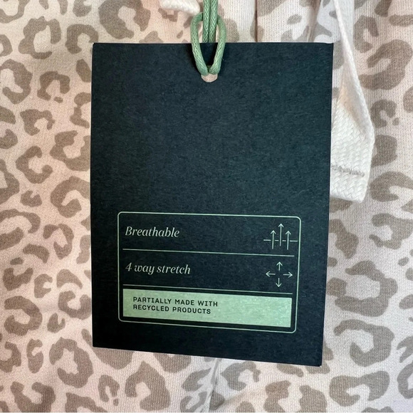 We Wander Leopard Print Lounge Pants White Grey Medium NWT Casual Pajamas Cozy - Picture 7 of 7